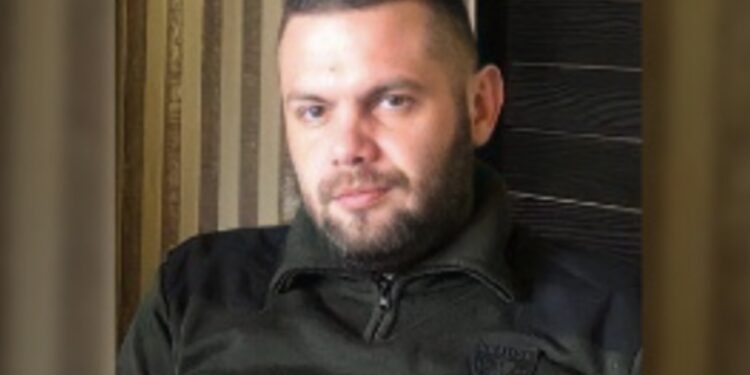 Djali i politikanit serb u shëtit në Beograd me veturë zyrtare të Kosovës