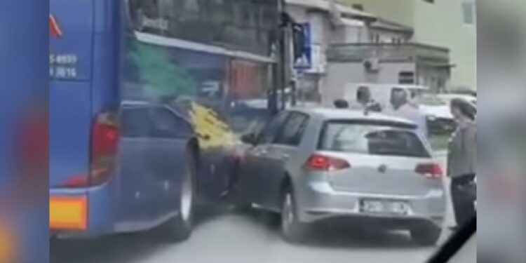 Aksident trafiku në Prizren, vetura përplaset me autobusin