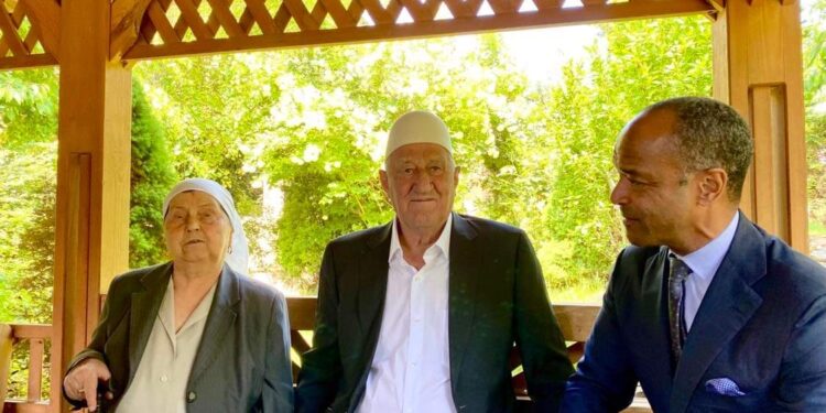 Avokati amerikan viziton prindërit e Thaçit në Burojë