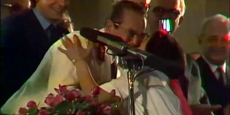 Kush ishte shqiptarja që ia dorëzoi Titos stafetën e fundit? (VIDEO)