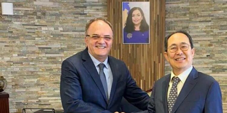 Shfaqet me plot disponim Martin Berishaj, e pret në zyrë Ambasadorin e Koresë