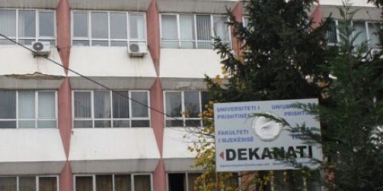 Ekskluzive/ Ky është prindi i studentit i cili rrahu profesoreshën në Fakultetin e Mjekësisë