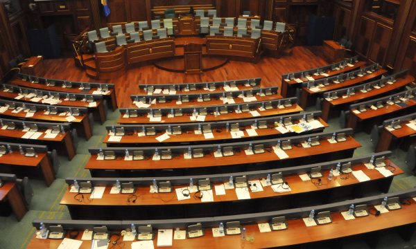 Deputeti e gërryen tavolinën duke protestuar me shishe në Kuvend (Foto)