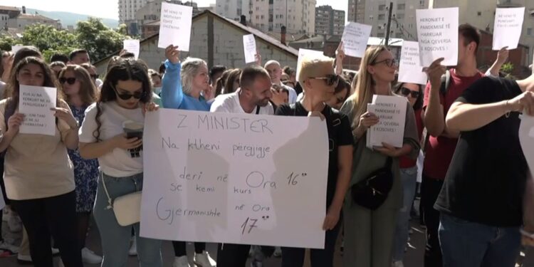 “Na ktheni përgjigje në ora 16:00, se kemi kurs gjermanishte në 17:00”, fillon protesta e punonjësve shëndetësorë