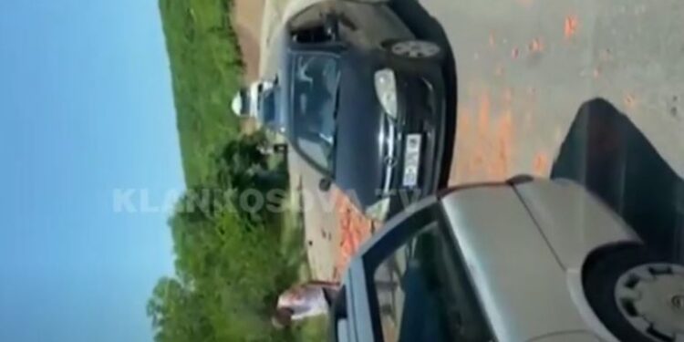 Paleta me blloka bie mbi disa vetura, dyshohet për të lënduar (VIDEO)