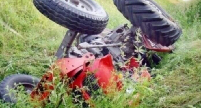 U rrokullis me traktor, vdes burri derisa po punonte token