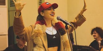 Fansi i propozon në mes të koncertit, ky është reagimi i Elvana Gjatës