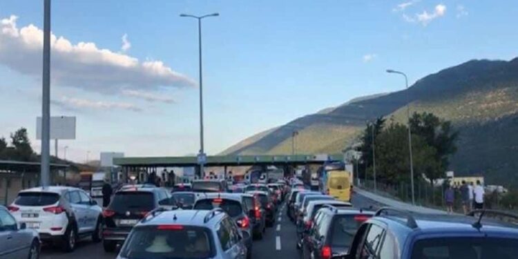 Kosovarët ia mësyjnë Shqipërisë, bllokohet kufiri