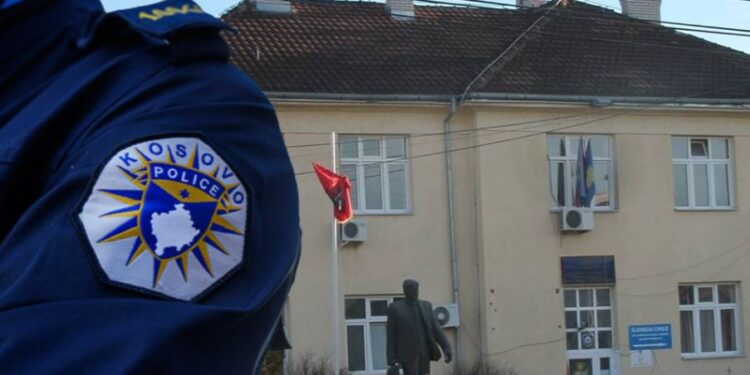 Sulm në Komunën e Suharekës: Zyrtari për diasporë bën llom kolegen, s’e lë të dalë nga zyra