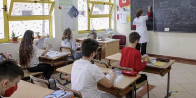 Një mësuese në Prishtinë i del kundër Rrahman Jasharajt