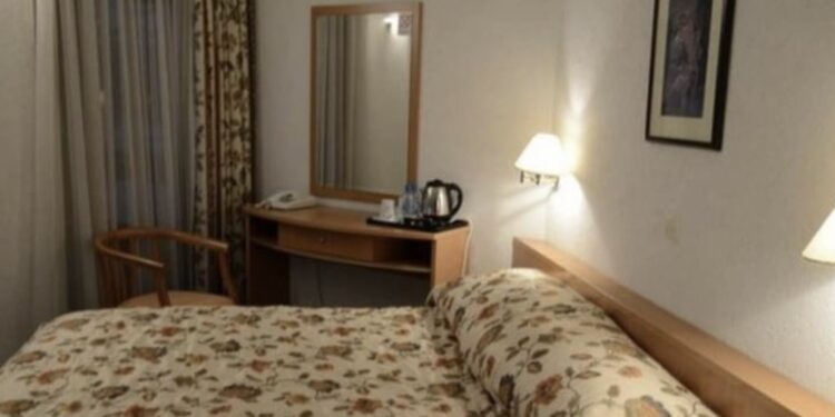 Plas sherri në një familje kosovare: Vjehërria e gjejnë nusen me të dashurin në dhomë, burri i saj në Slloveni për punë