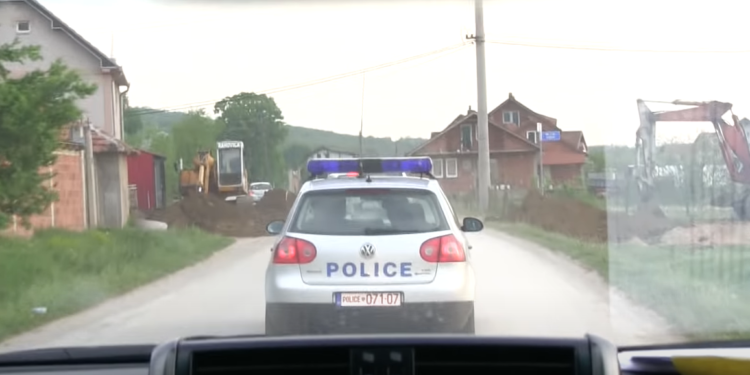 52-vjeçari e bën për spital fqinjin pasi e vendosi një dritare kah prona e tij