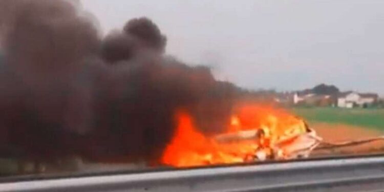 Digjet një veturë në mes të autostrades, shkakton kolona të gjata (PAMJE)