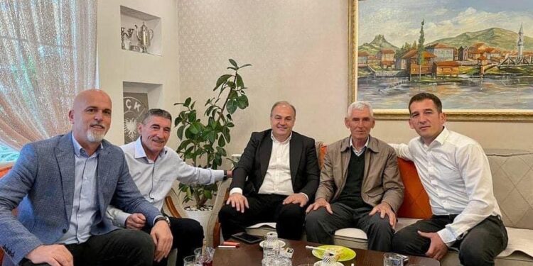 Enver Hoxhaj për Festën e Bajramit viziton familjen e Kadri Veselit