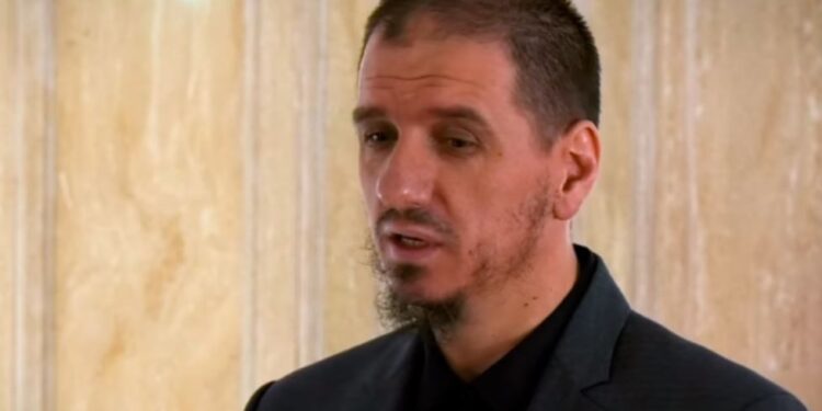 Gratë e Mitrovicës luanin me gurë deri në syfyr, hoxha: Është gjynah, feja nuk e lejon
