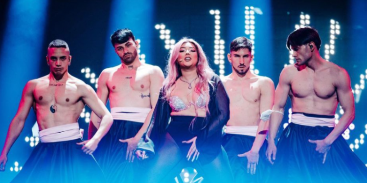 ‘Vë dorën në zog dhe më pas bën orgji’: Mediat analizojnë performancën e Ronela Hajatit në Eurovision