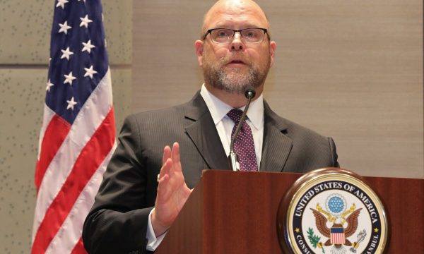 Ambasadori amerikan i reagon Sergei Lavrovit pasi mohoi Masakrën e Reçakut: Po kërkojnë pengimin e integrimit evropian
