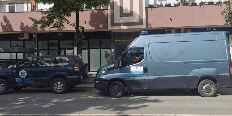 Publikohen pamje nga vendi i ngjarjes në Mitrovicë, ku mbetën të vrarë babë e bir