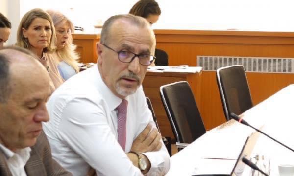 Bekim Haxhiu paraqet Projektligjin dhe kërkon të votohet tërheqja e Trustit nga 10 deri në 30%