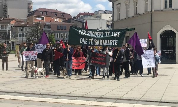 Një tjetër protestë në Prishtinë: “Punëtori/ja e mban shtetin, deputeti/ja mban biznesin”
