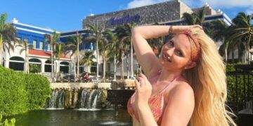 Amy tregon asetet e kolme në bikine