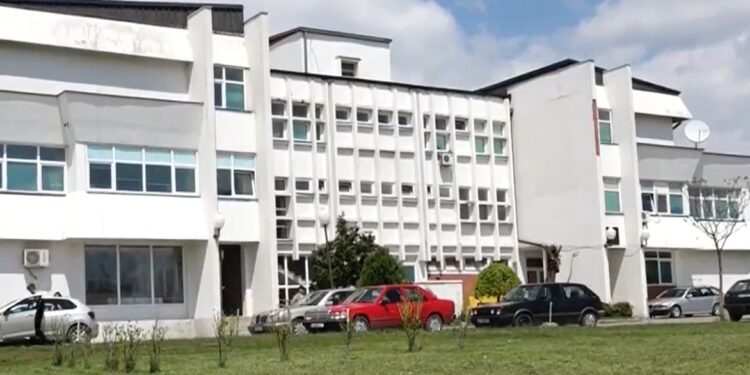 E rëndë: 11-vjeçarin në Drenas e zë rryma duke u pastruar, dërgohet me urgjencë në spital