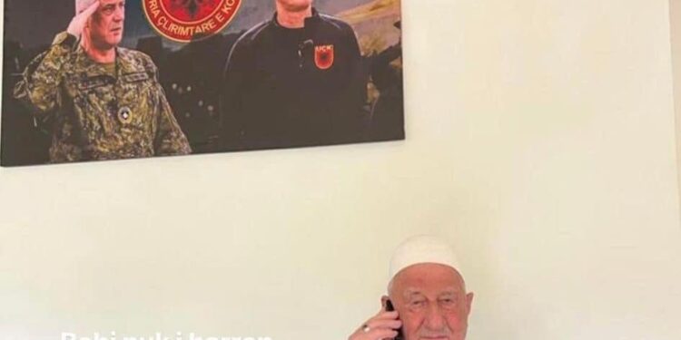 Thaçi e telefonon babanë nga paraburgimi në Hagë për t’ja uruar ditëlindjen e 84-të