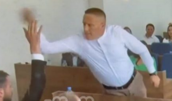Eskalon situata në Kuvendin e Podujevës, asamblisti i LDK-së e gjuan me ujë drejtorin e VV-së