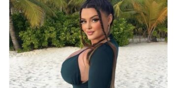 Enca me video nga Dubai, i dhuron puthje “të zjarrtë” një vajze