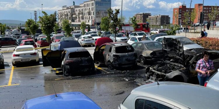 Kështu u bën shkrumb e hi 8 vetura në “Albi Mall”