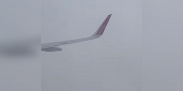 Aeroplani me udhëtarë shqiptarë dyshohet se u godit nga rrufeja