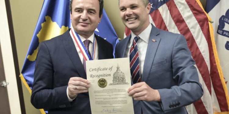 Kryeministri Kurti dekorohet nga Senati i Iowa-s me medalje
