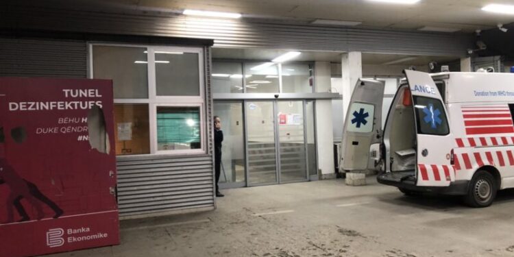 Vajza bie në lumë, dërgohet me emergjencë në spital