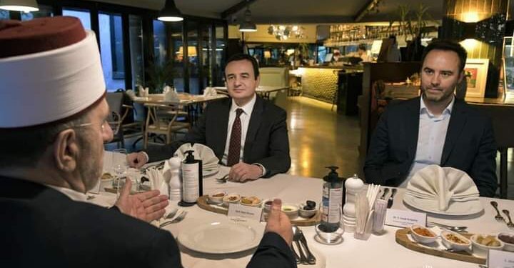Kurti e Konjufca shtrojnë iftar për Tërnavën