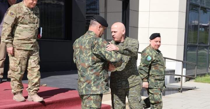 Dikur ëndërr, sot realitet: Komandanti i FSK-së, Bashkim Jashari pret Komandantin e Forcave të Republikës së Shqipërisë Arben Kingjin