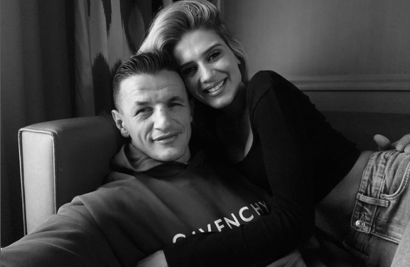 Momenti kur Haxhi Krasniqi në dasmë hyri me doreza të boksit