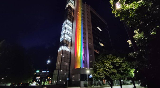 Qeveria ndriçohet me flamurin e LGBT-së/ Kryeministri Kurti ka një mesazh