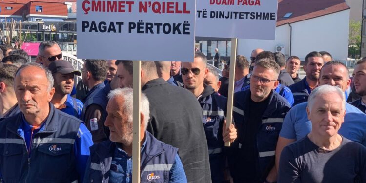 Punëtorët e KEDS dhe KESCO fillojnë grevën, kërkojnë rritje të pagave prej 100 eurosh
