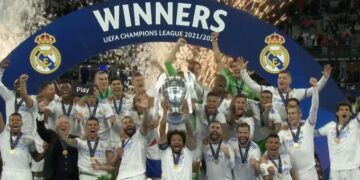 Real Madridi ngritë në “qiell” trofeun e Ligës së Kampionëve për herë të 14-të