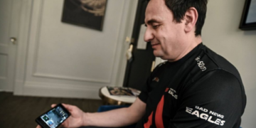 Kurti me fanellë të ‘Bad News Eagles’ e shikon ndeshjen e tyre në CS:GO