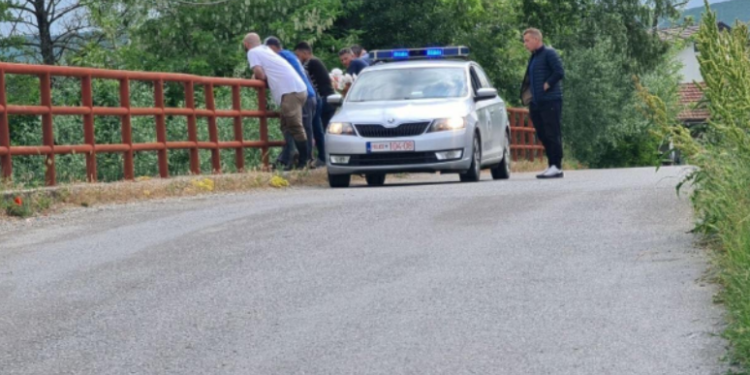 Një person bie në lumë në Klinë, ekipet e FSK-së dhe Policisë janë në kërkim të tij