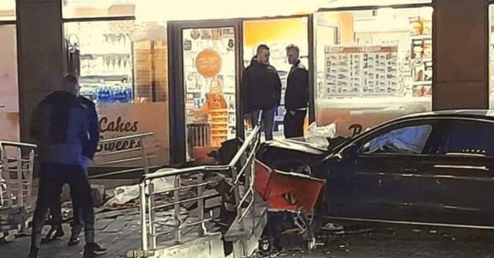 Aksident i rëndë: Kosovari po ndiqej nga Policia, futet në market me veturë