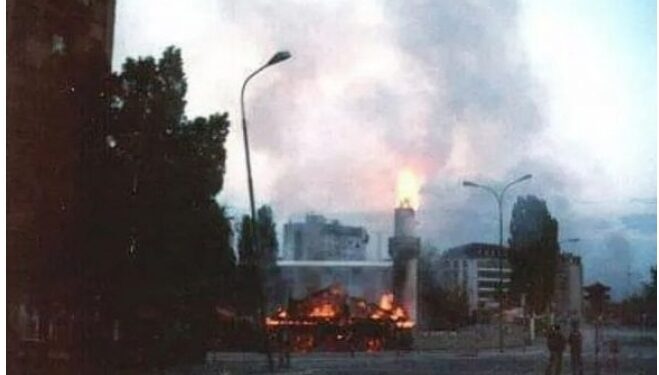 Foto nga arkiva: 23 vjet më parë, regjimi serb sulmoi Xhaminë e Ibrit në Mitrovicë