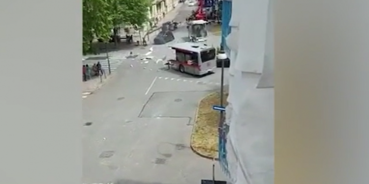 Shokuese: Momenti kur një top i madh ndan në dy pjesë autobusin në rrugë