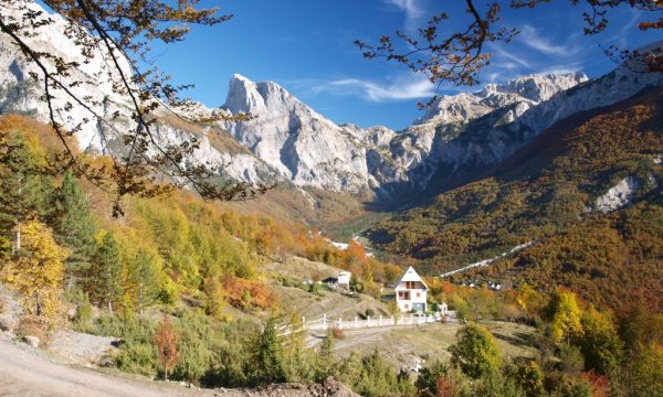 Ngjarje e rëndë në Valbonë, turistët bien në greminë