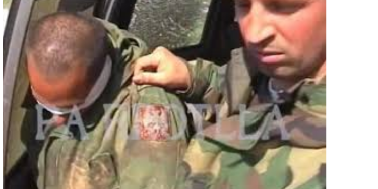 Milaim Zeka shpërndan pamjet kur Nasim Haradinaj e zinte rob serbin që më pas dëshmoi për masakrën e Lubeniqit