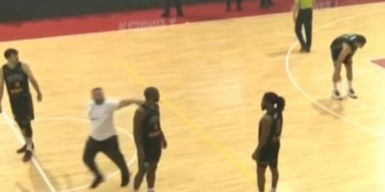 TURP!! Ndeshja ndërmjet Pejës dhe Trepçës u ndërpre si shkak i futjes së një tifozi në parket, ku më pas sulmoi lojtarin amerikan