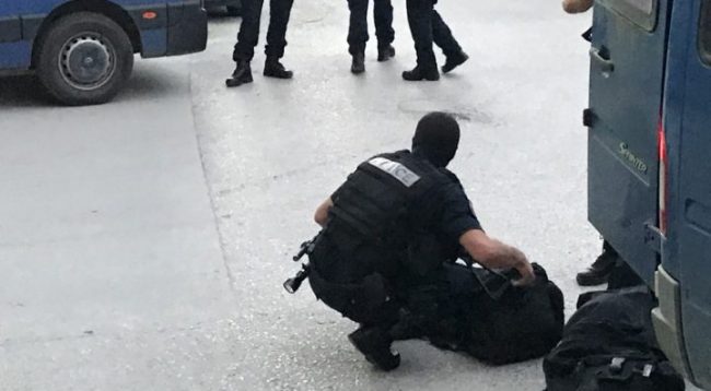 Të rinjtë kosovarë përdorues të drogave e ‘merakli’ të mbajtjes së armëve – Detaje nga aksioni në Prizren
