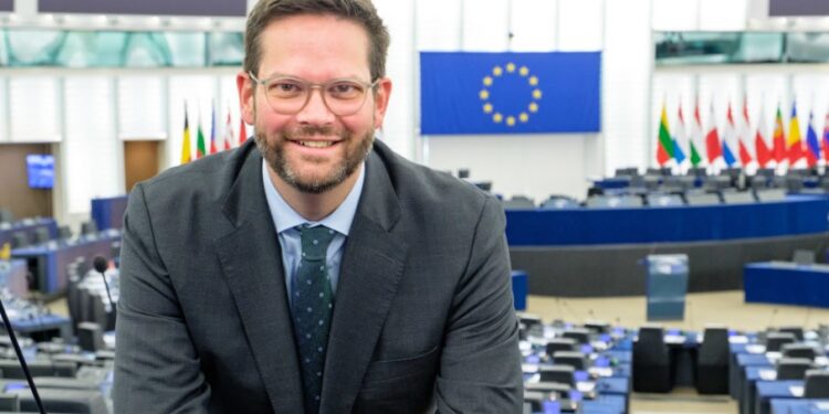 Eurodeputeti austriak ia “ngushton” kollaren Vuçiqit, kërkon ta njohë Kosovën menjëherë