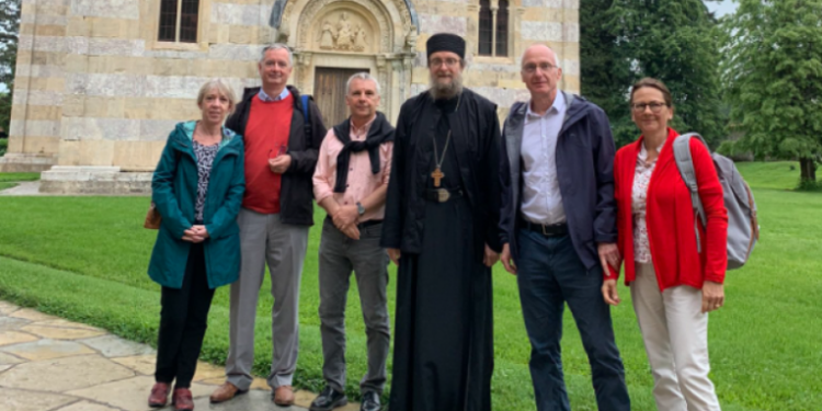 Pas kërkesës së QUINT-it, tre ambasadorë të huaj vizitojnë Manastirin e Deçanit